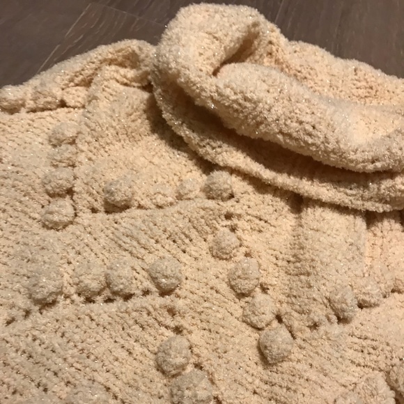 Handmade Ivory Wool Poncho - Picture 5 of 8